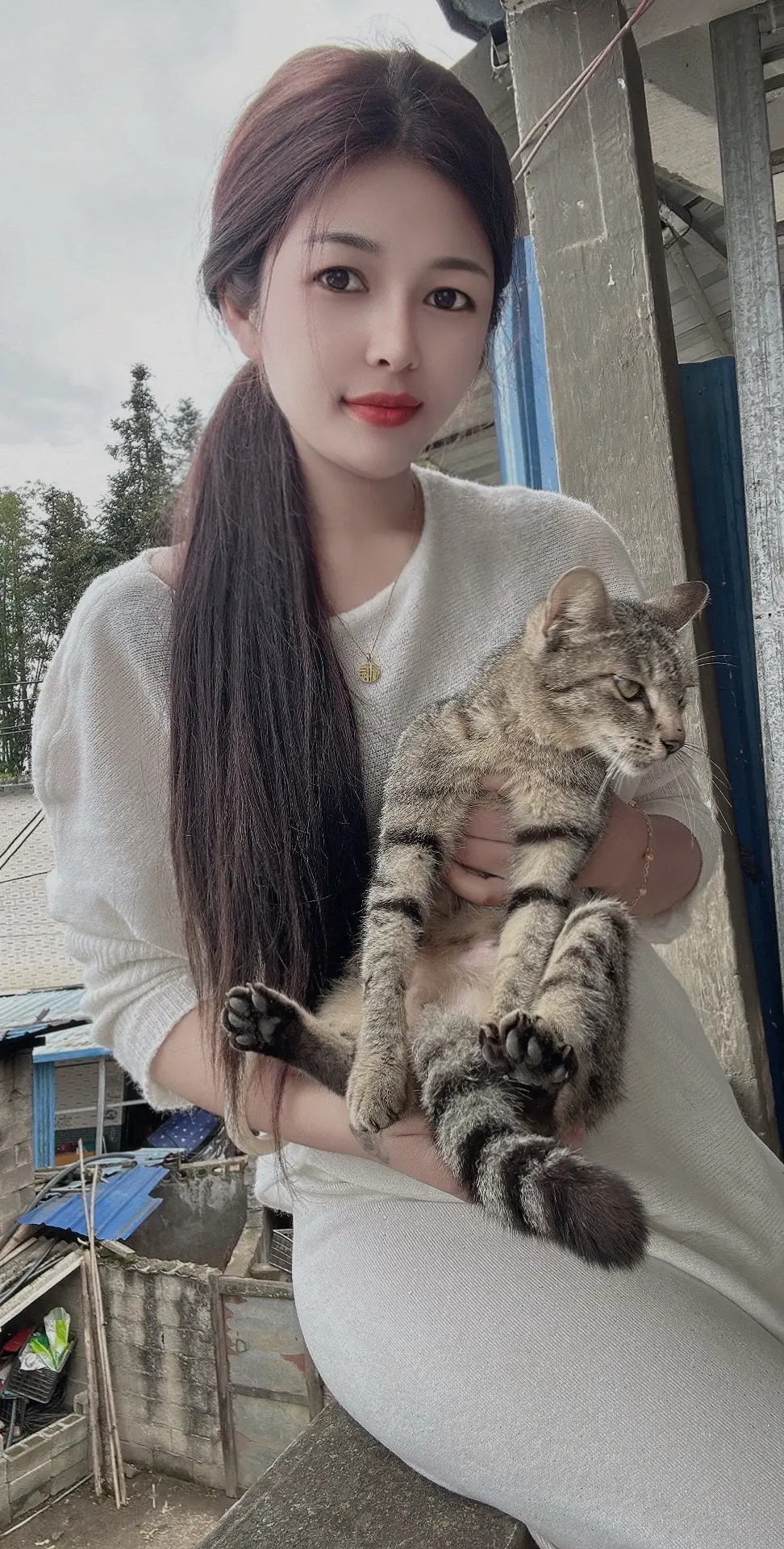 它是农村土生土长的猫.           今天的主角是这只小可爱.
