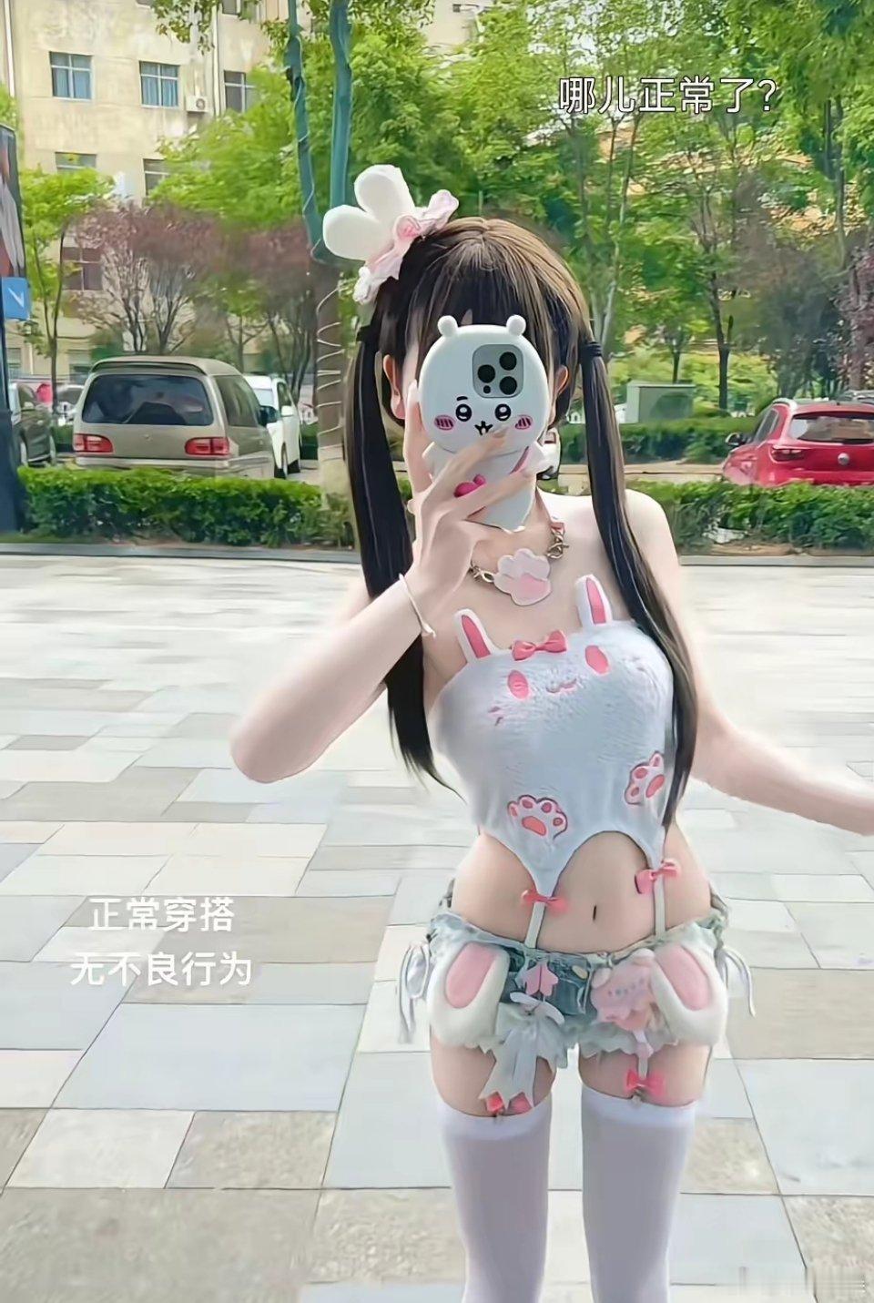 成年主播刻意打造幼态萝莉人设，靠暧昧镜头打色情擦边。流量内卷催生批量同质化低俗内
