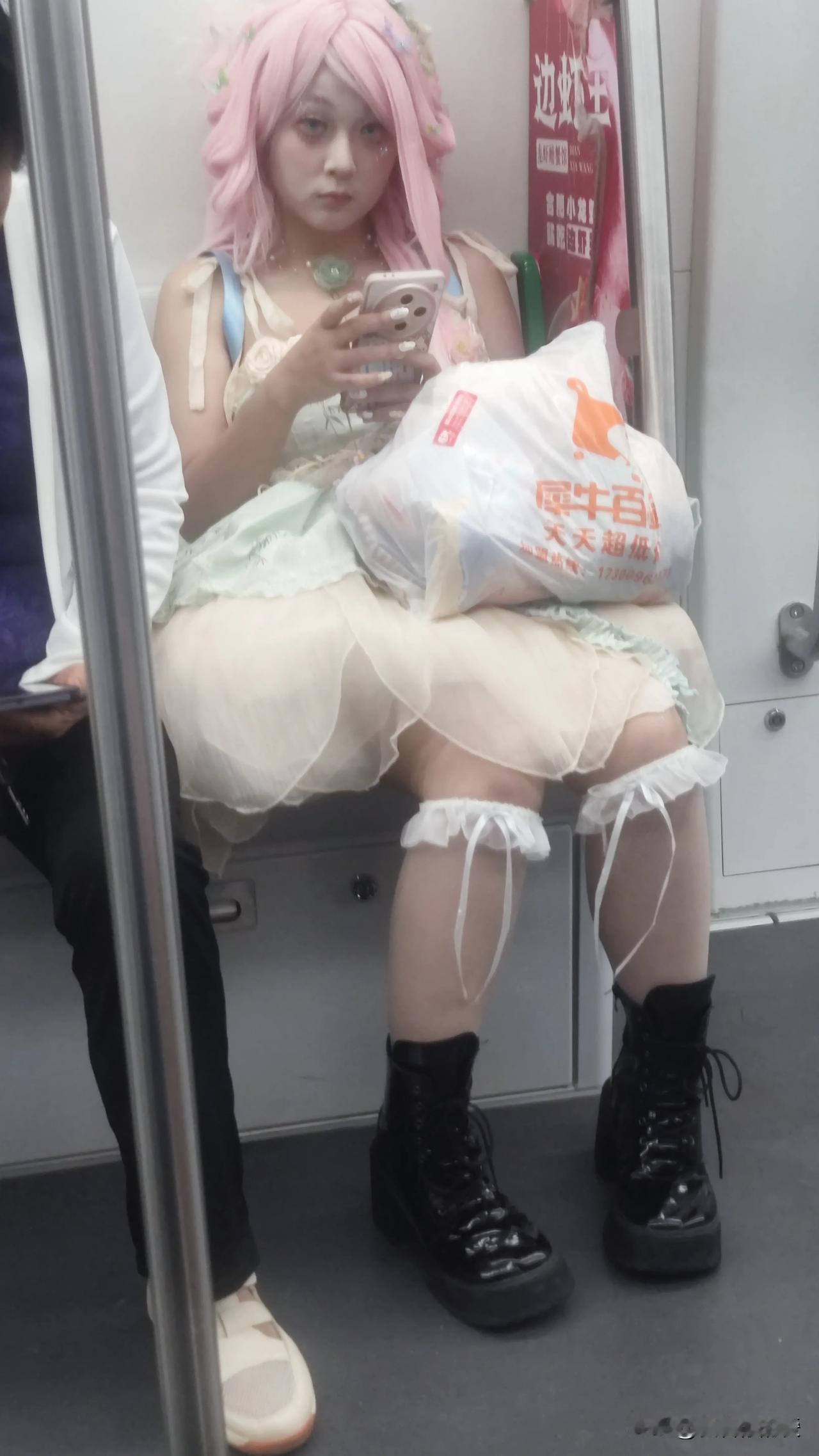 人物雕塑制作特性鲜明。它以形传神，不只是外形模仿，更能通过形态、表情传达人物精神