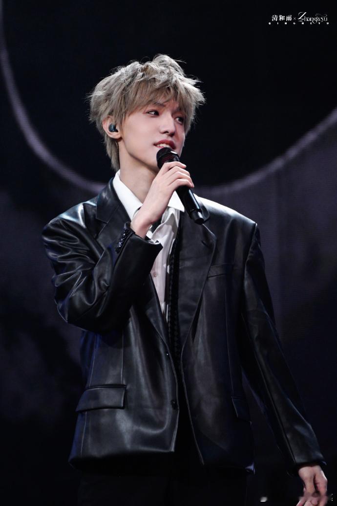 张泽禹演唱会大屏 大屏里的张泽禹，颜值高到离谱，每一帧都能当壁纸！ ​​​