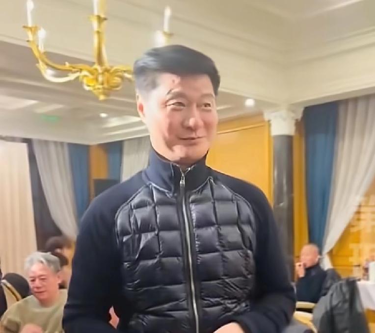 现在的老年人保养的就像是四五十岁的人，这是一位明星的父亲，今年已经75岁了
但是