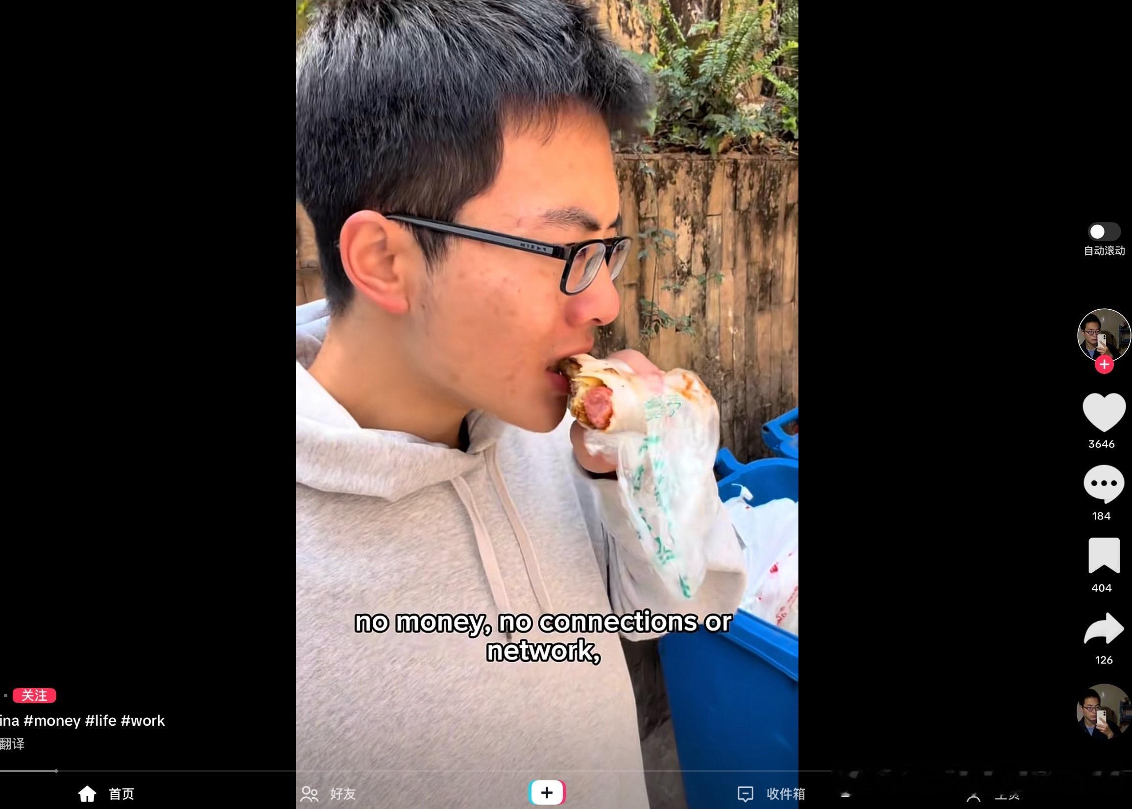 TikTok新赛道：站在垃圾箱旁边吃夹肠的煎饼，吐槽这是垃圾食品，然后说“在中国