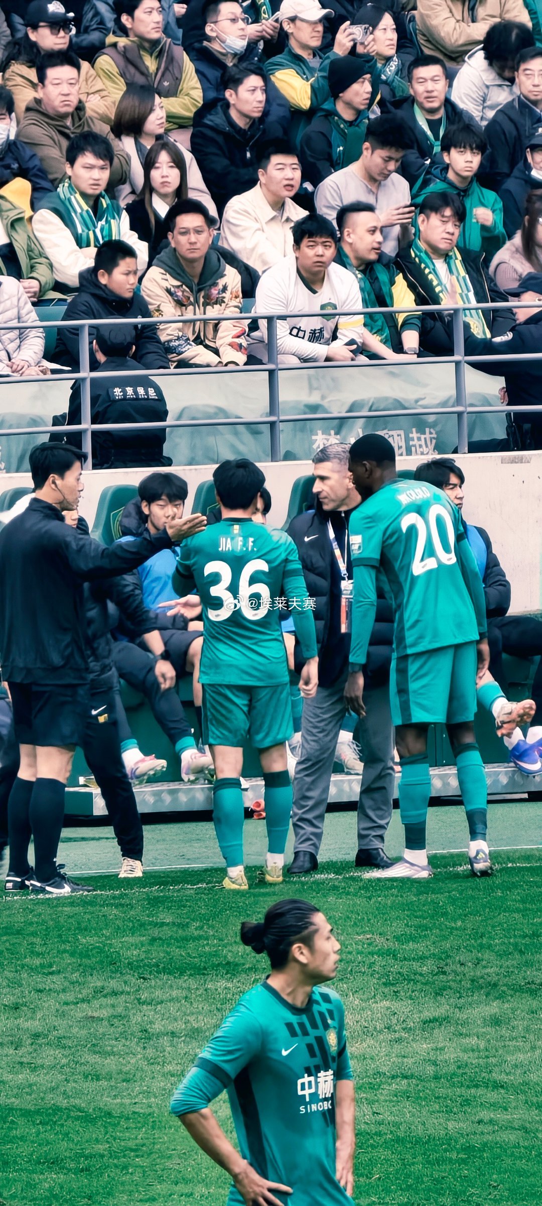 北京国安北京国安vs上海申花 京沪大战恩科洛洛连场助攻表现出色。图为主教练蒙哥马