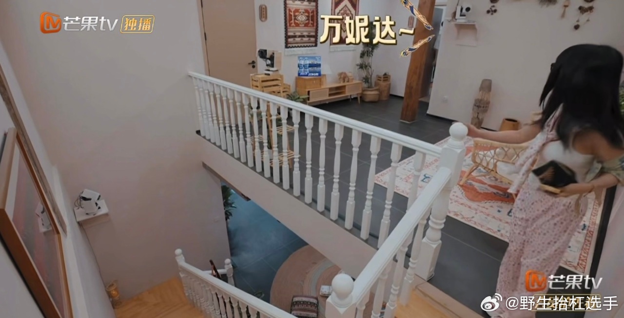 万妮达一起床就平板支撑太自律了吧！万妮达一醒来就在床边平板支撑了！一下子唤醒身体