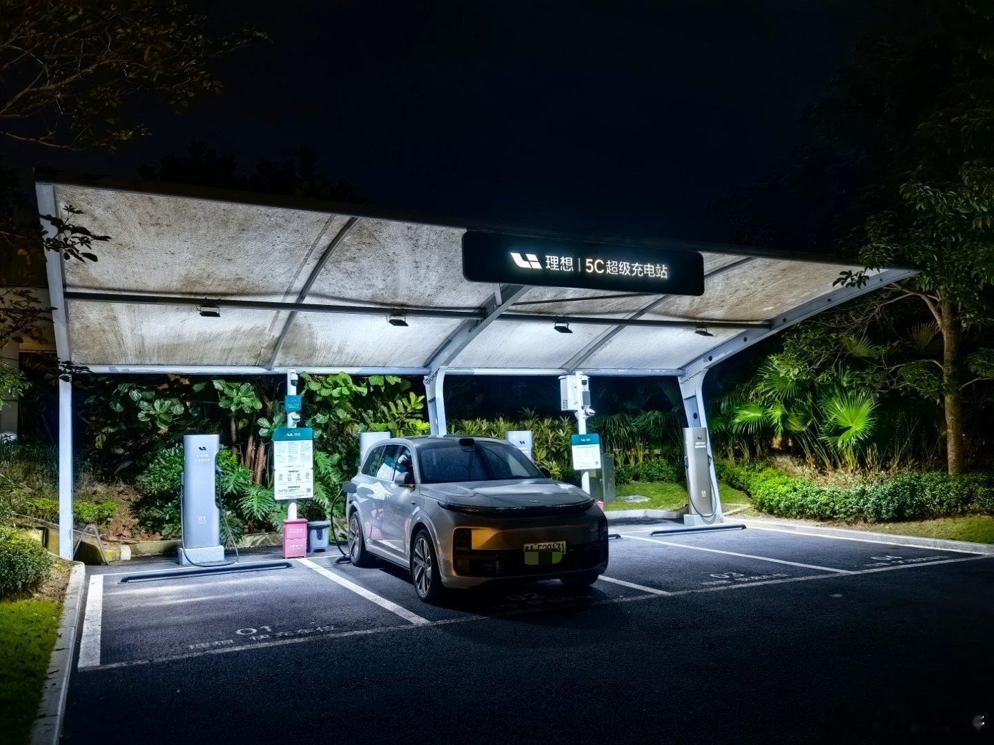 没想到，在万宁这偏僻角落也能找到理想超充站果断奶一口  