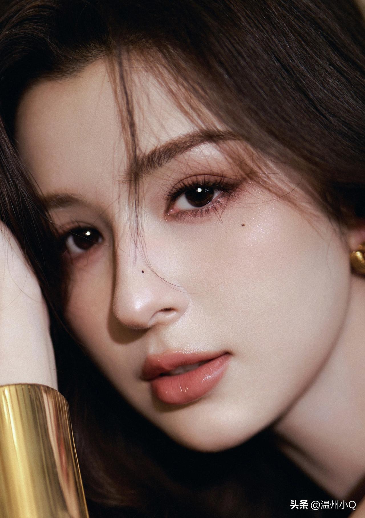 这个妆容把哈尼克孜都化成了乔欣+王楚然结合体，印象中她不长这样啊～