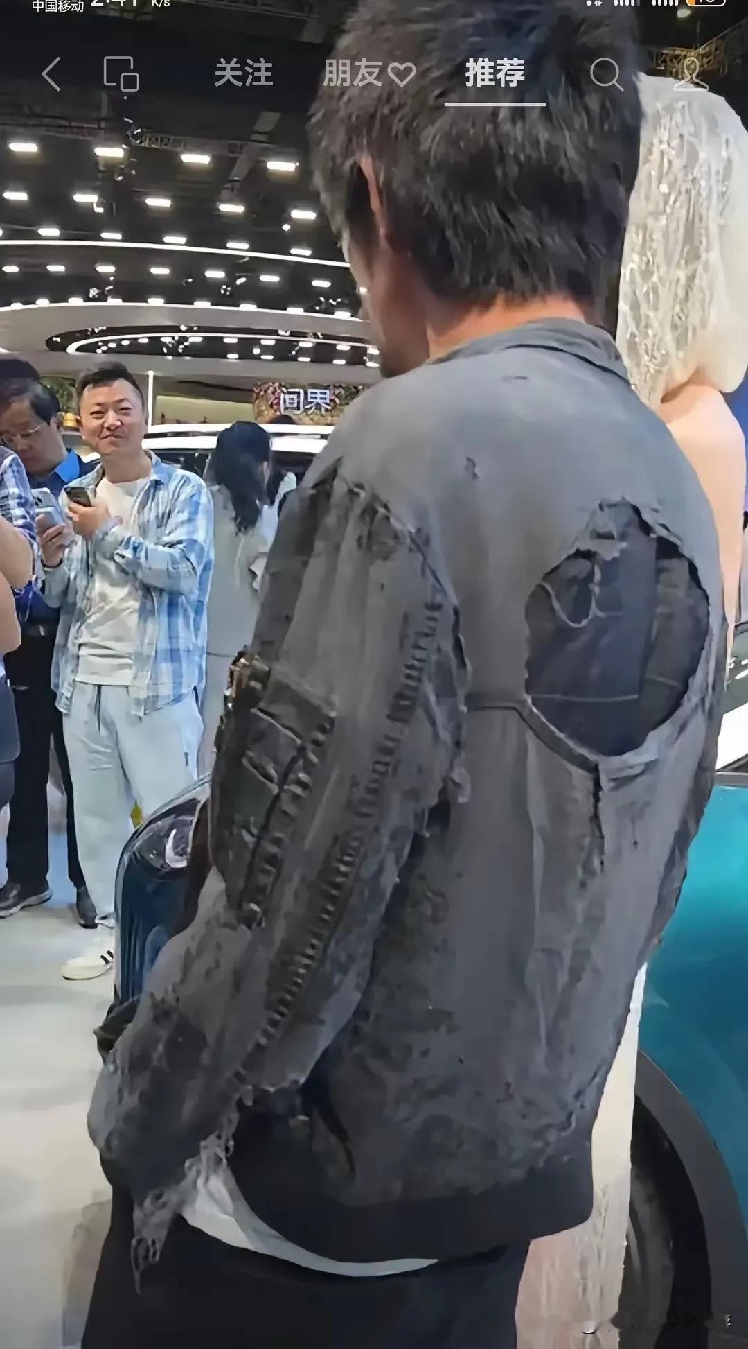 上海车展出现滑稽的一幕，穿着破烂的男子在车展被车模嫌弃，结果网上爆出该男子是和平