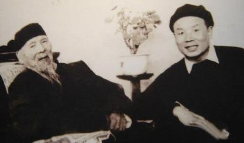 [微风]1947年，李可染带画作拜见齐白石，齐老坐在躺椅上随手翻看。看过几幅后，