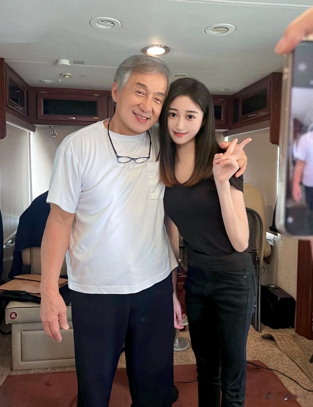 成龙大哥说过一句话；在世界上只要你指出任何一个地方，他都能找到人照顾你。可见他的