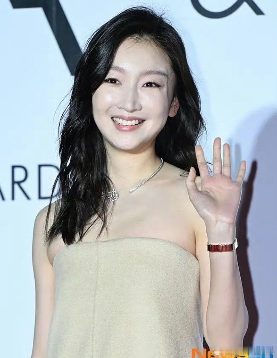 韩媒镜头下的周冬雨 ​​​