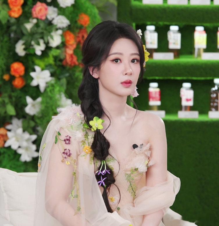 杨紫回应家业亲嘴要被流放杨紫今天是花仙子杨紫直播杨紫今天是花仙子！超美的裸粉花裙