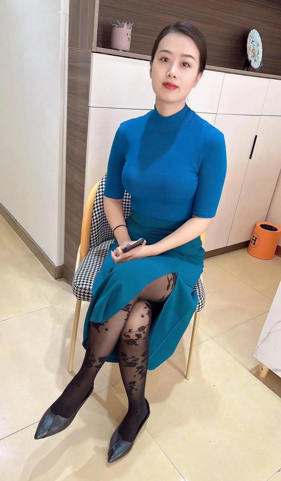 优雅蓝调，时尚穿搭，尽显女性魅力！