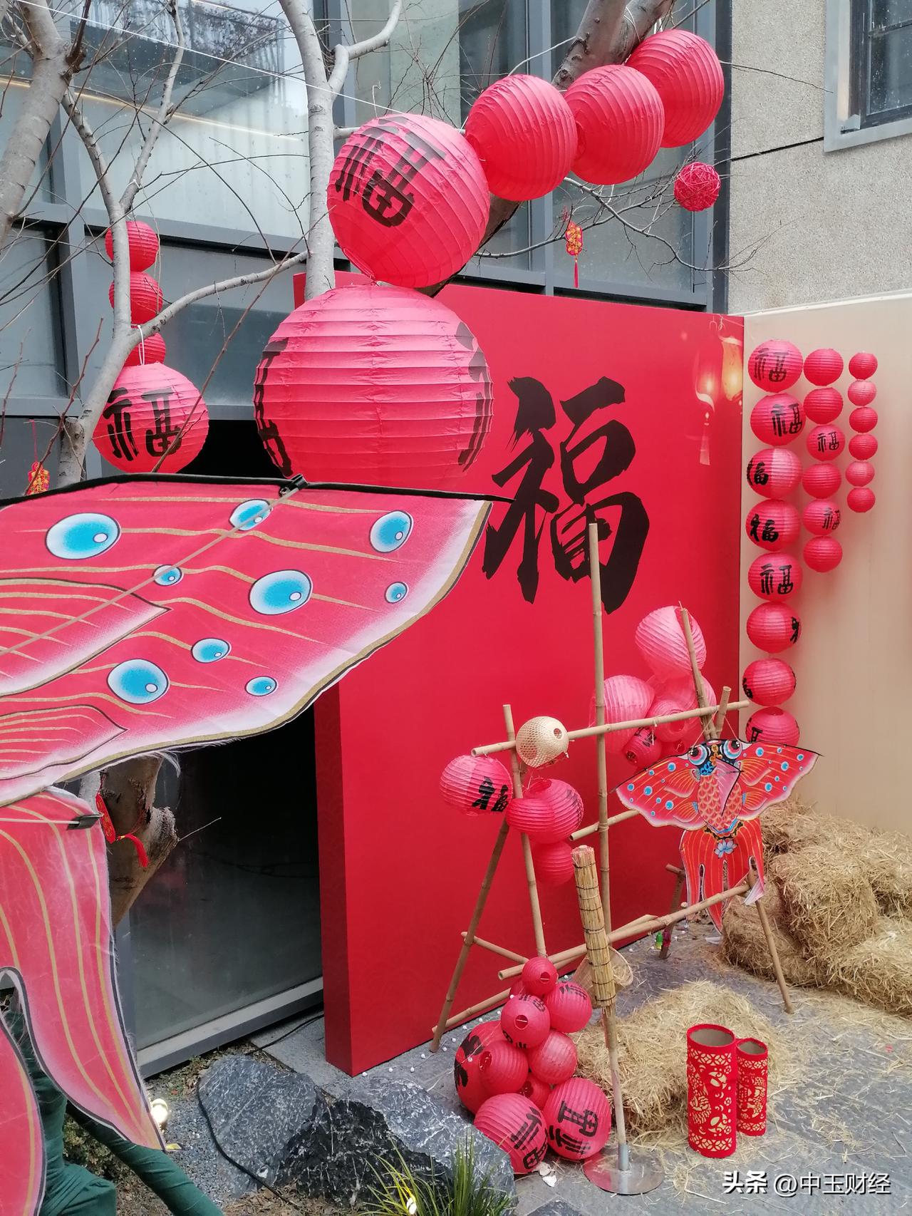 这是春节期间参与的一个创意制作空间，整体以红色调为主，充分彰显了春节的独特韵味。