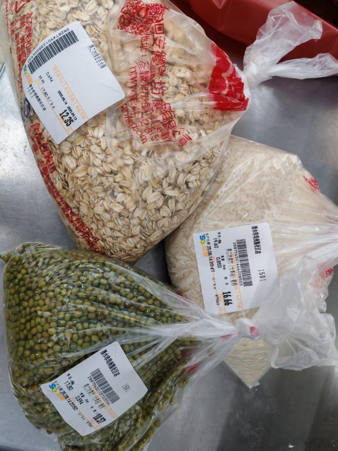 好多天没出门了，今天到苏果超市溜达一下，买的都是健康的食品。  ​​​
