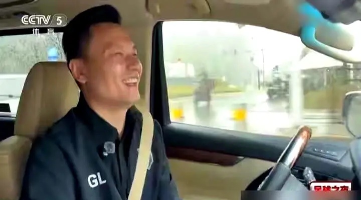 新闻里说，郜林把广州的豪宅卖了，成交价1.29亿，账面上净赚近9000万；可就在