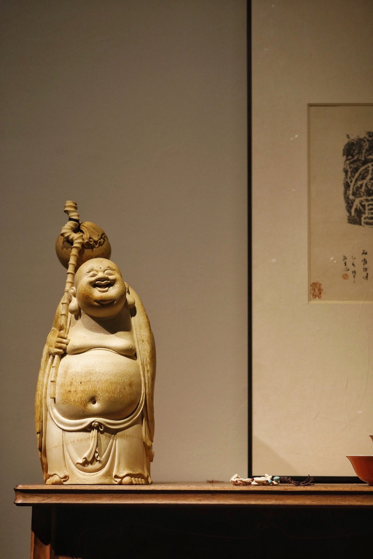 竹雕 | 布袋纳福 弥勒佛取天然竹料清刀整雕而成，肌理温润且留竹韵天然。弥勒袒腹