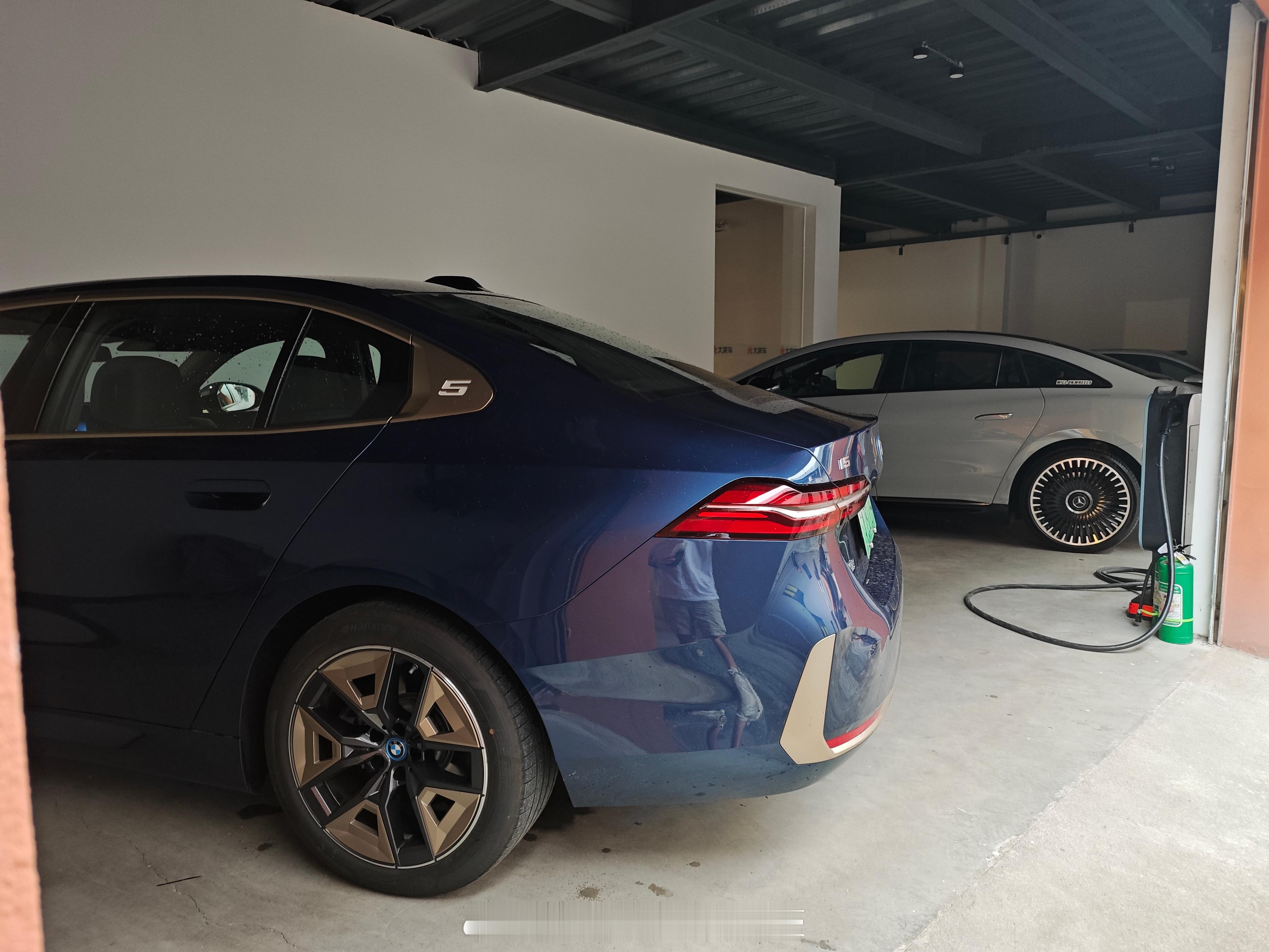 宝马i5和奔驰eqe你们怎么选？bmw i5 35L国产长轴距，油电同款外观。有