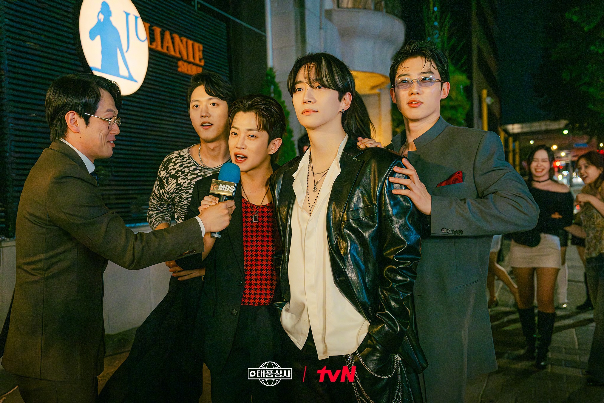 tvN新周末剧韩剧台风商社[超话] 公开李俊昊[超话]金玟锡 剧照。 该剧讲述1