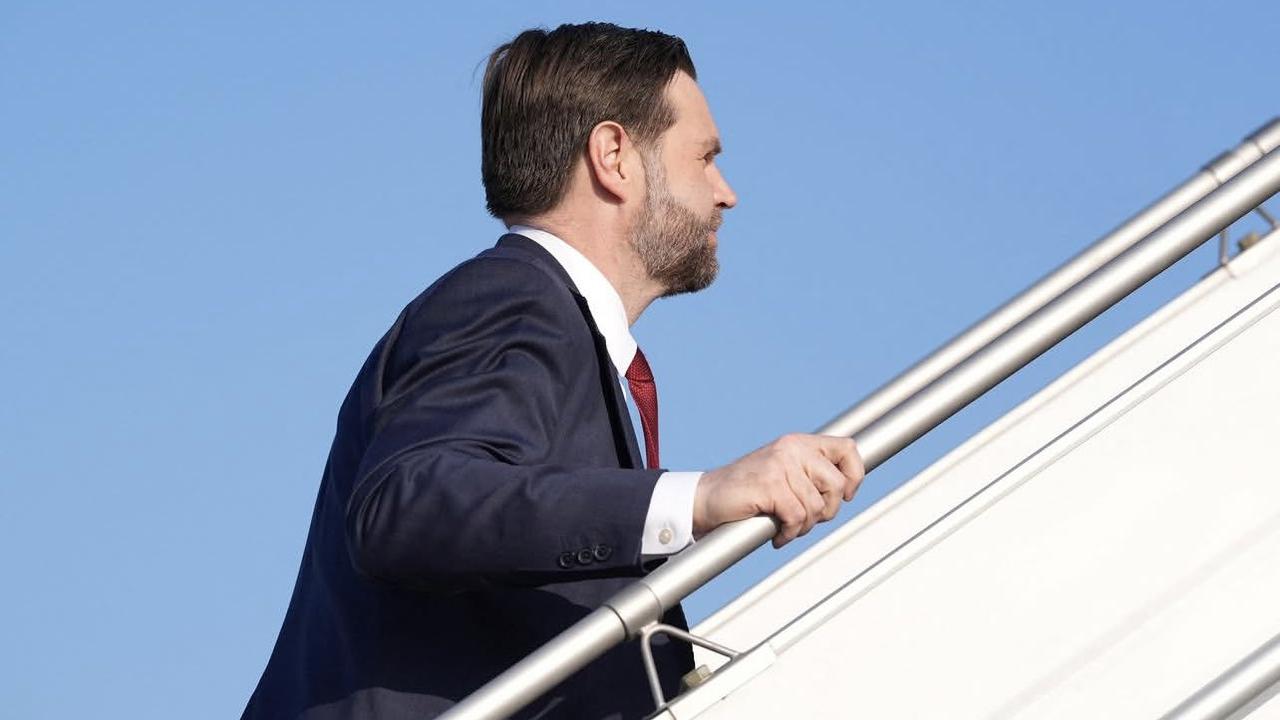 万斯走上“空军2号”飞机。离开巴基斯坦返程，这场谈判没有和伊朗达成任何协议。
