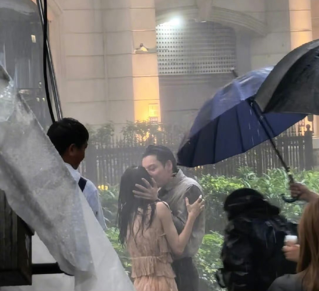 陈伟霆钟楚曦爱情慢慢雨中拥吻，熟男熟女的爱情如此浪漫呢！ 