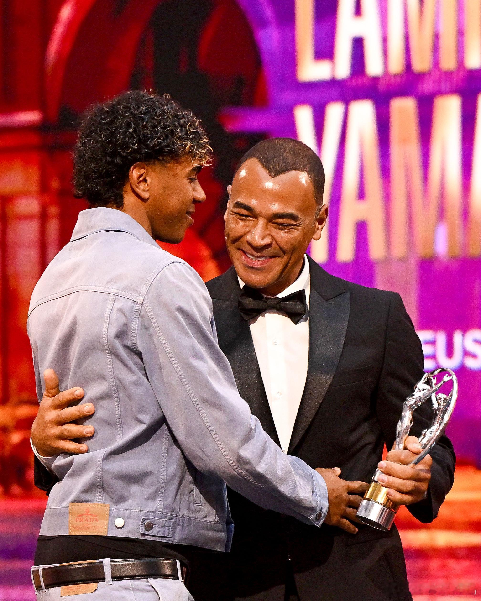 巴萨 拉明·亚马尔荣获劳伦斯世界青年运动员奖！这位18岁的少年又添一座奖杯。上赛