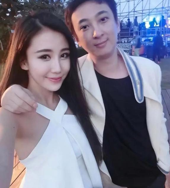 王思聪追女生，很有套路。跟王思聪相处过的女网红曾说:王思聪以前追网红女生的套路就