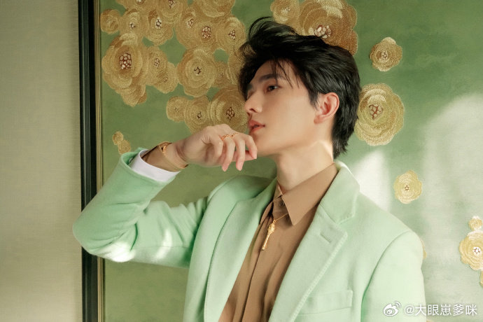 杨洋 薄荷奶绿既视感 杨洋薄荷奶绿既视感十足，清新配色衬得温润大气，自带春日清爽