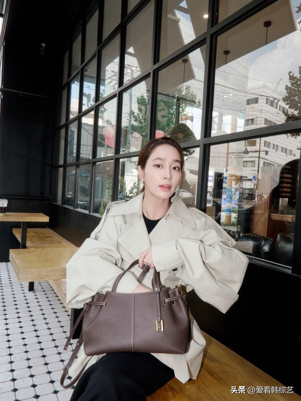 近日，演员李秉宪的妻子李敏贞在Instagram上传了多张照片。照片中，李敏贞现