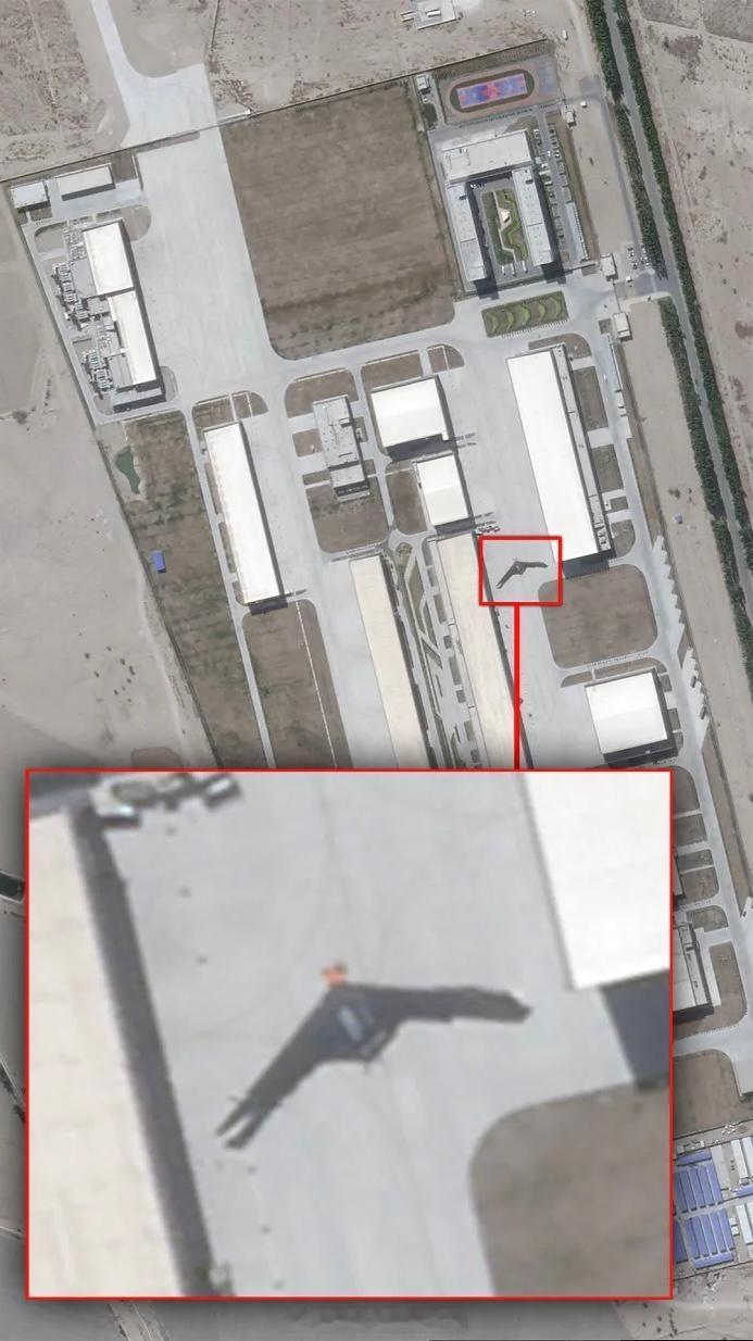 卫星图比模型好的一点是，周边建筑提供了参照物，对于大小有更直观的感受 