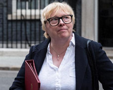 英国这样一个老牌发达国家，开始喊老百姓在家囤罐头了，这事放以前，像末日生存电影。