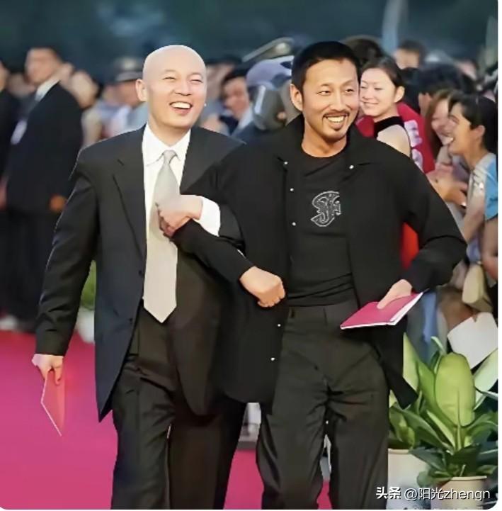 你看这张照片，真的是太有那劲儿了！

陈道明平时给人的印象总是端着、高冷的很，很