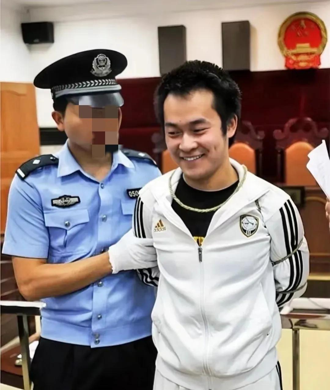 2012年，林文栋被五花大绑，穿着白色运动衣，即将被押赴刑场，照片中的他丝毫没有
