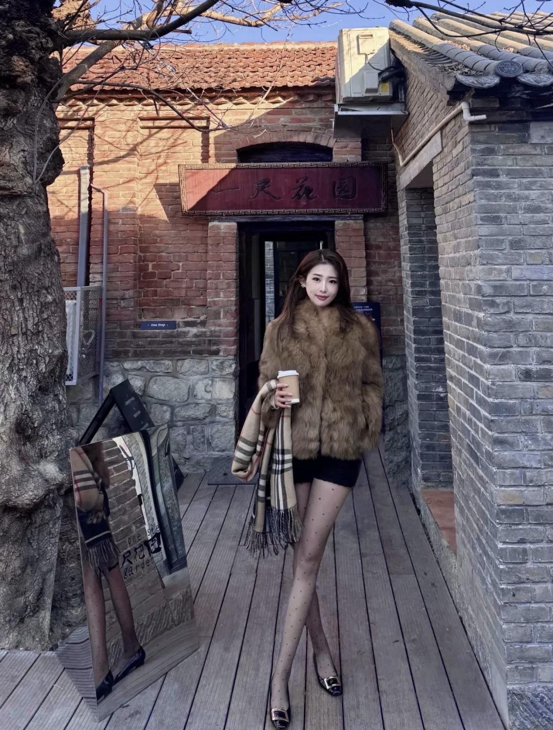 冬日暖阳下，时尚少女漫步在古色古香的花园中，享受着悠闲时光。