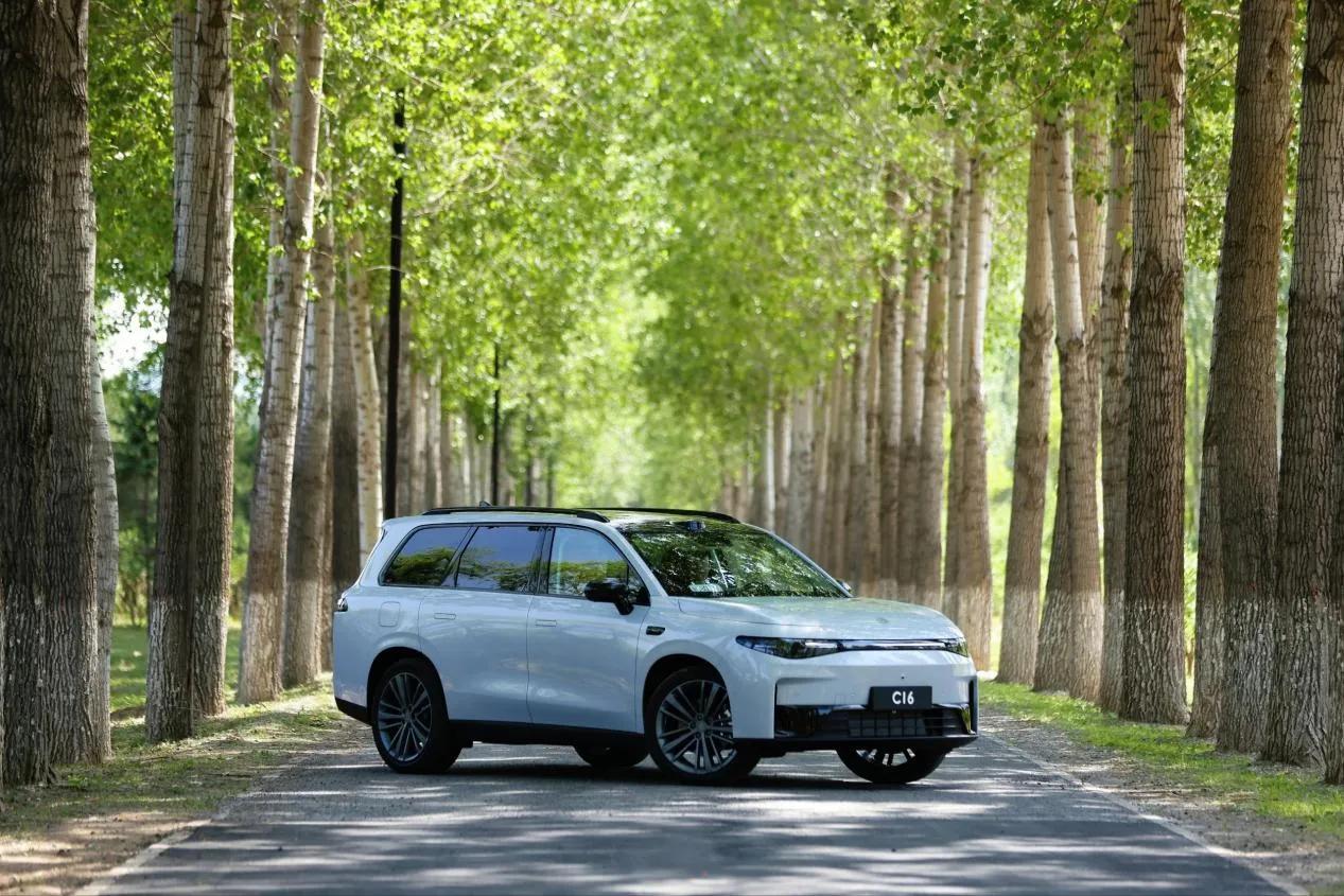 为什么说零跑C16是“花小钱办大事”的大六座SUV？
 
这就要从它的产品来说起