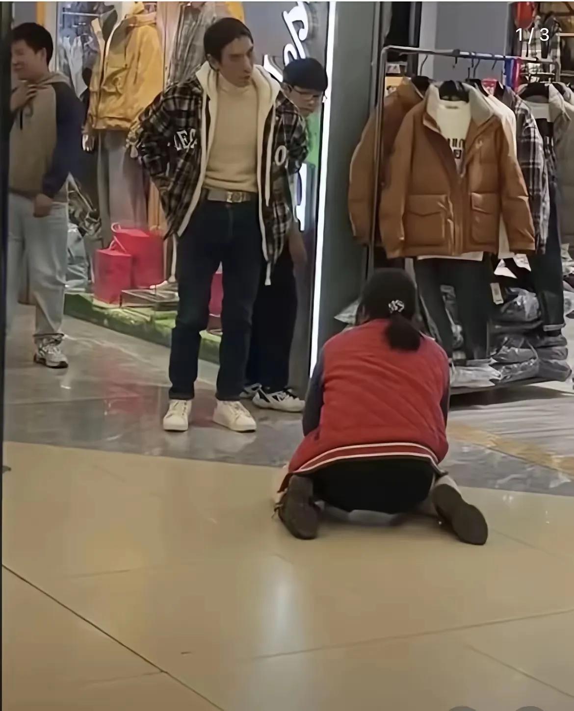 5块钱的煎饼要纠结再三

299的羽绒服要看人脸色

25块的短袖都能引来指责