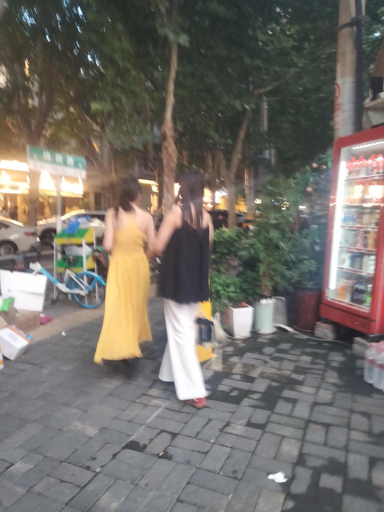 喜欢是一时的心动，而爱是长久的笃定。我对你的喜欢，不是一时兴起的新鲜感，而是深思