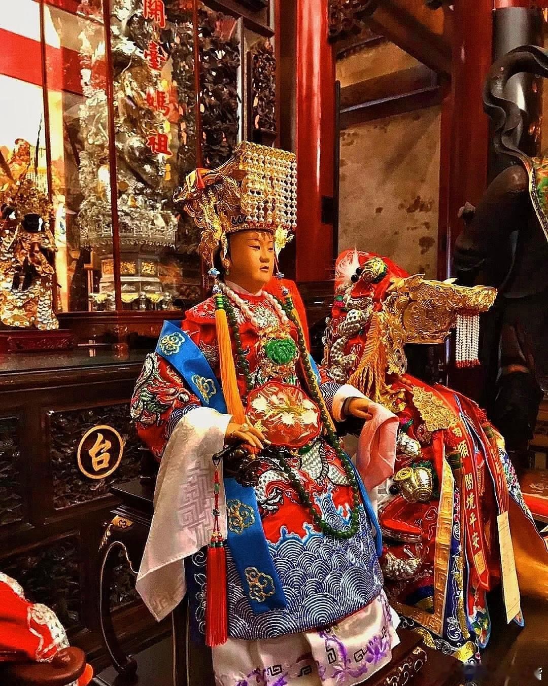 渐渐发现，人真正的成熟，从来不是声嘶力竭的争辩，而是悄无声息的看淡。年少的时候，