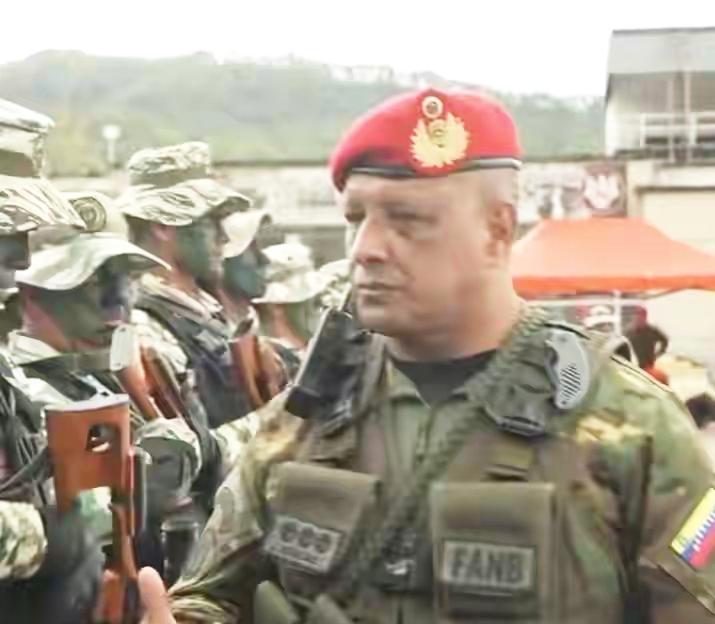 马杜罗的侍卫长竟是“内奸”
     马杜罗千般防范，终究还是没防住身边之人。美