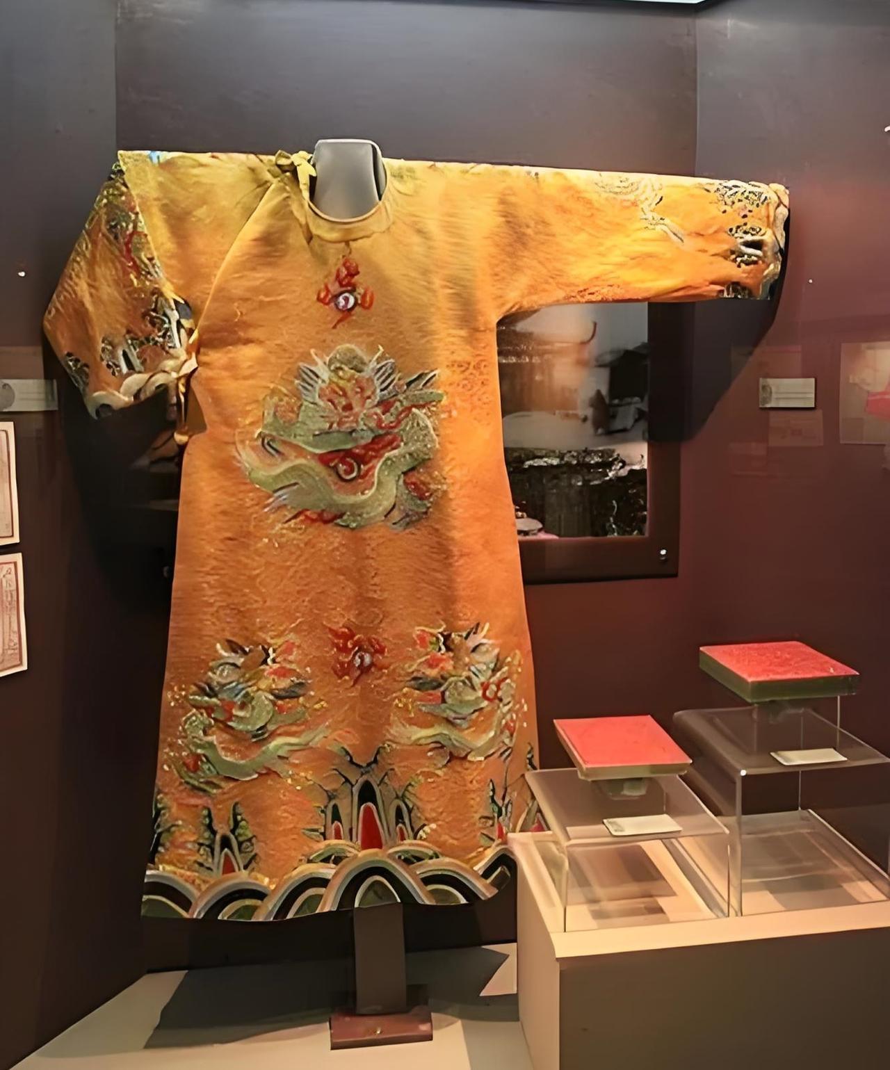 为什么太平天国的衣服看着那么奇怪，还有人说它不伦不类？

读近代史最迷惑的一件事