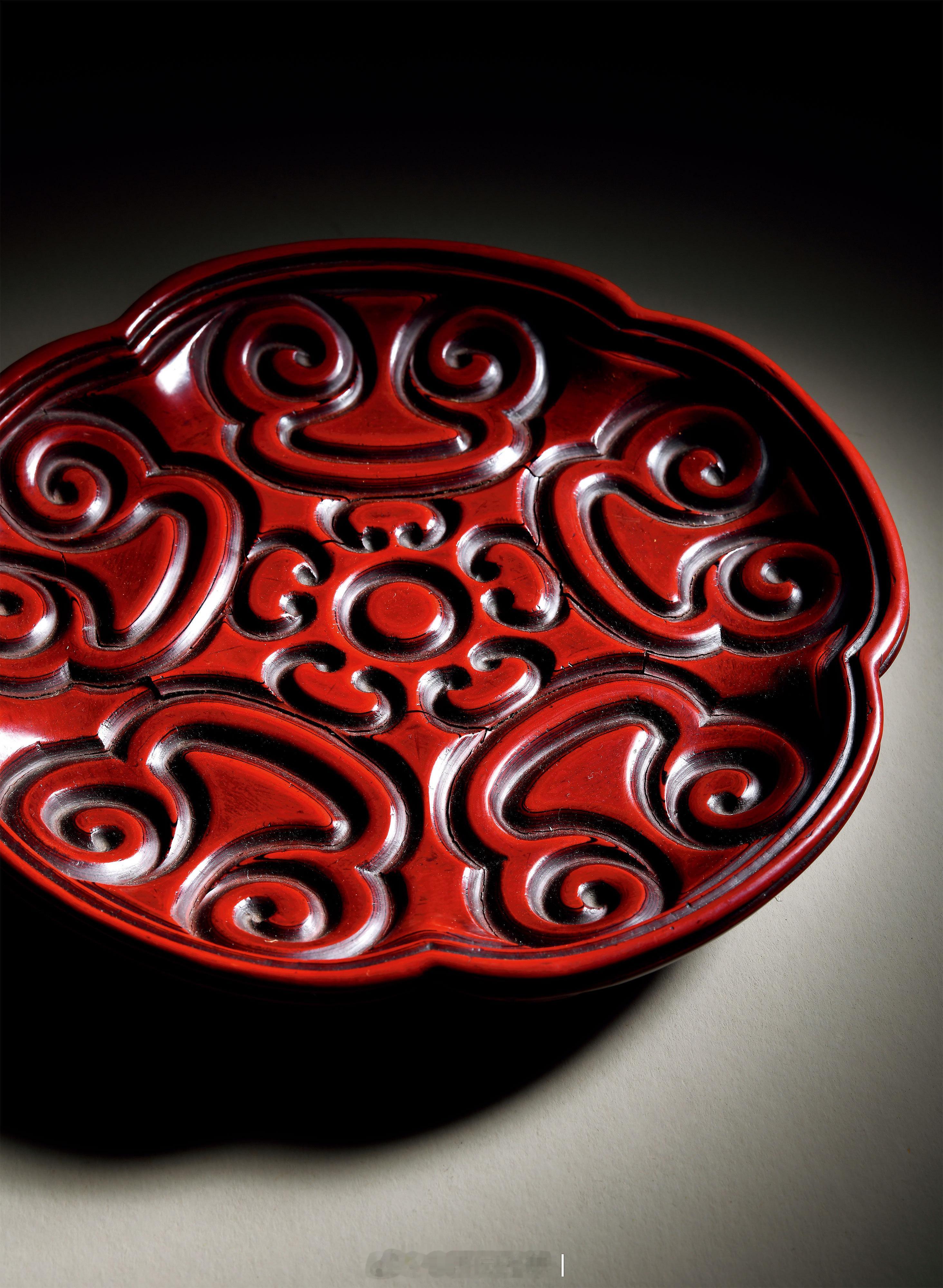 髹饰录 | 明早期 剔犀如意云头纹盘盘木胎，胎体较轻，但质料坚硬，为轮花型花口盘