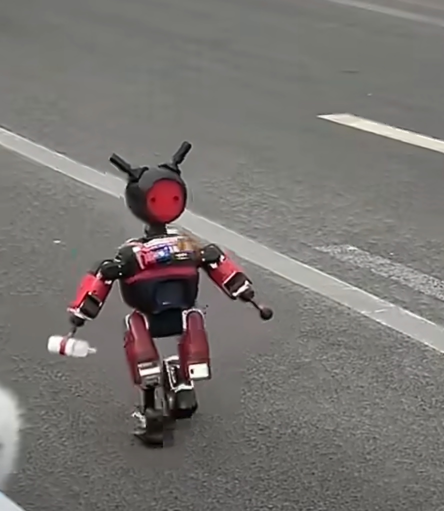 这小玩意儿有点意思，设计的很萌，跑起来更萌，看着正常多了最萌机器人拿着奶瓶跑半马