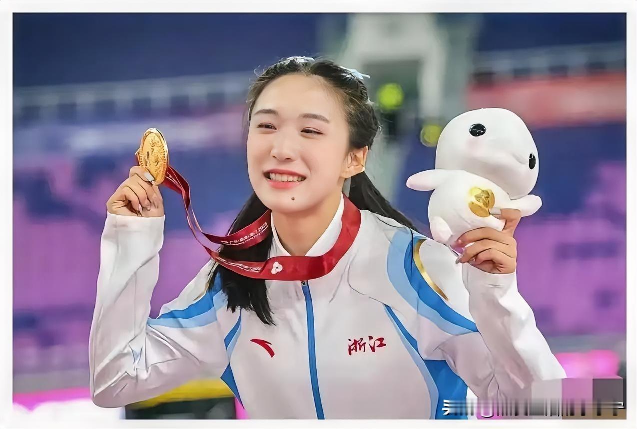 这下巴上有痣的，都不是等闲之辈呀。葛曼棋，全红婵…有这个“小孩姐”。
    如