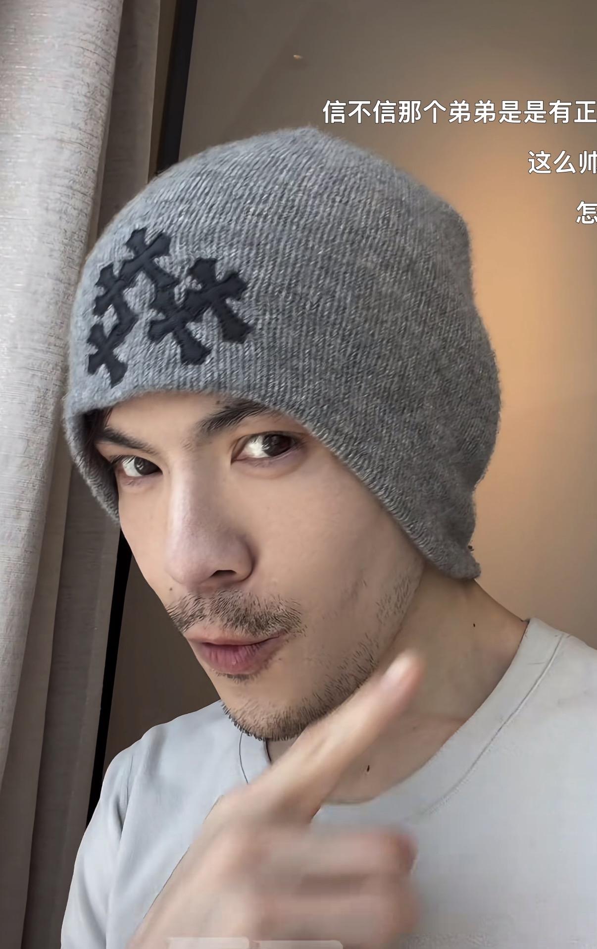 向太、向佐他们家没有开头“家和万事兴”的微信群么？什么事都在网上喊话。

向太在