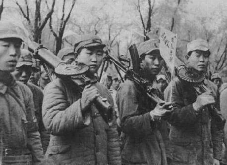1944年9月的一天，谭昆山听人讲他家房子被日本人烧了，他就请假回家。离家只有四