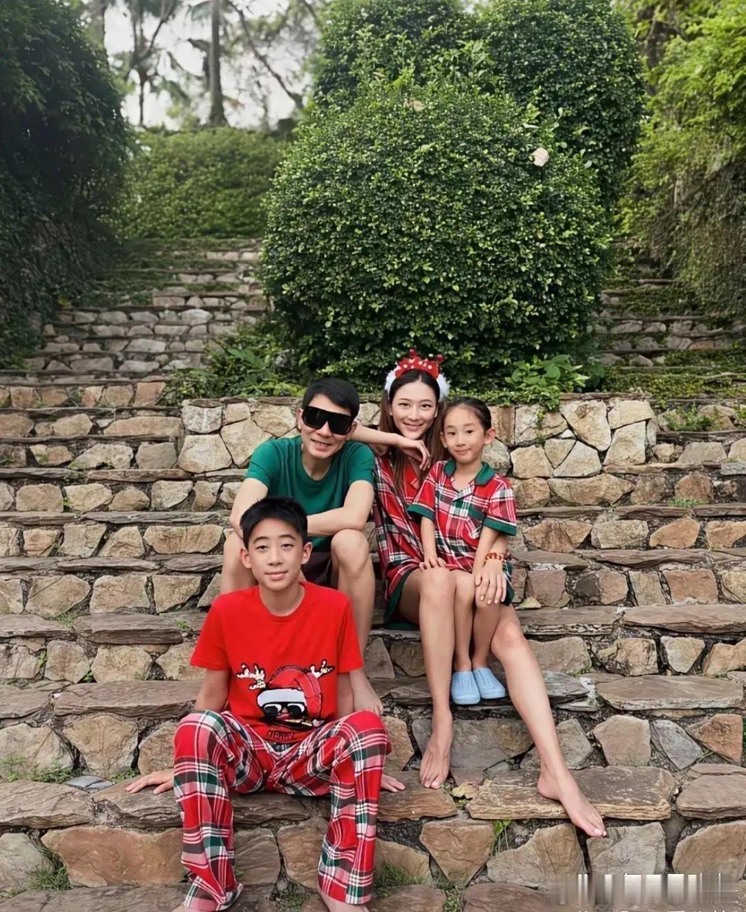 一家四口同框合照超有爱，陈小春夫妇一双儿女越长越好看。细看才发现亮点，应采儿全程