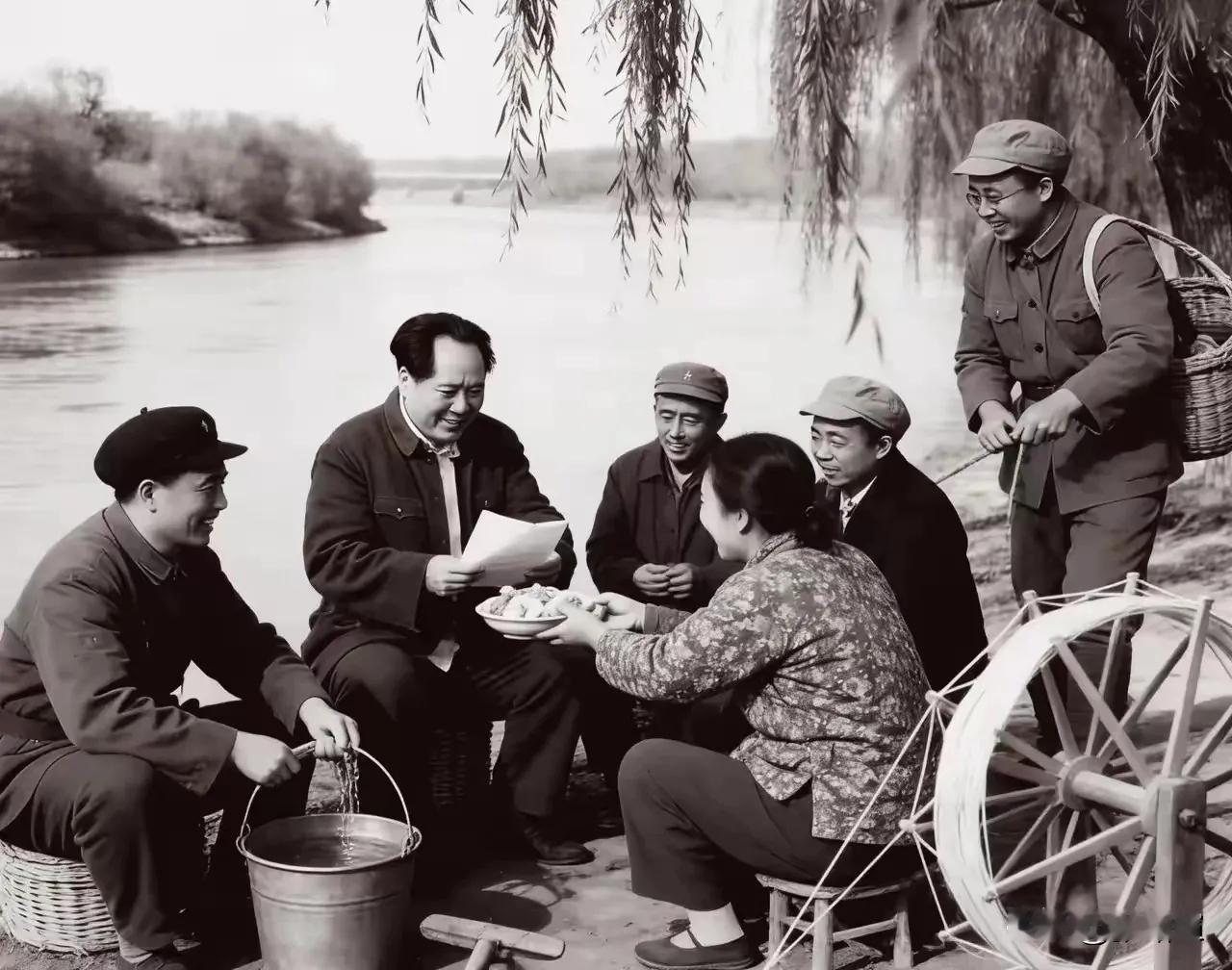 多么暖心的一张照片。我是第一次见到，毛主席在河边与乡亲们促膝唠家常，一位妇女端着