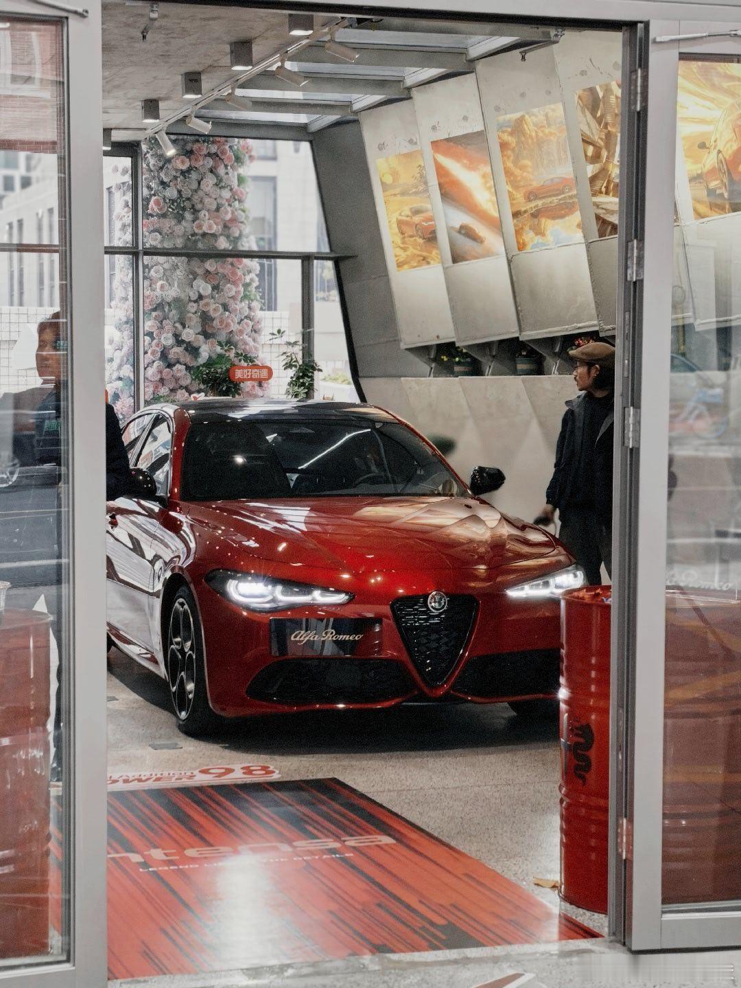 昨天跑到苏州河畔的中国石化第一加油站，发现这里被阿尔法·罗密欧承包啦，全新Giu