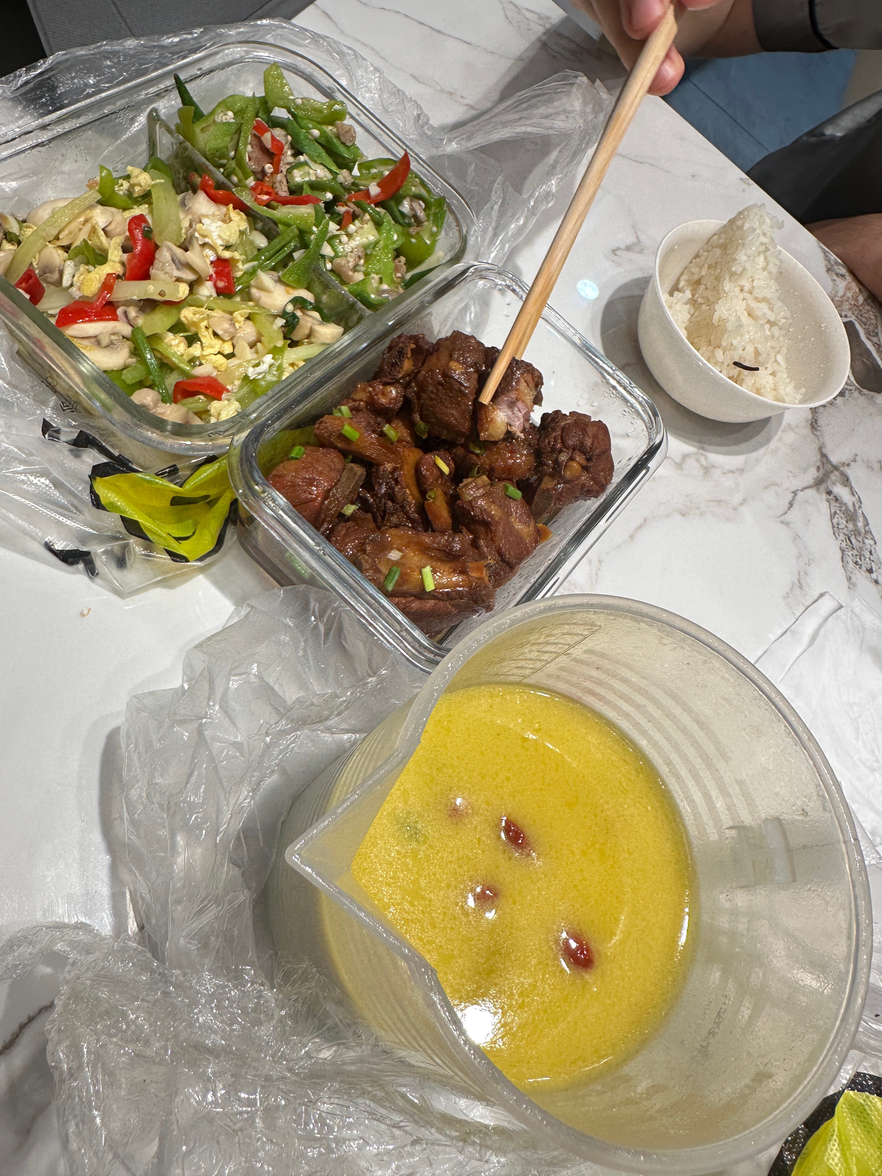 美子每天准备的饭菜米饭都是临时很给我煮好的今天是芹菜炒口蘑🍄🟫青椒🫑炒秋葵