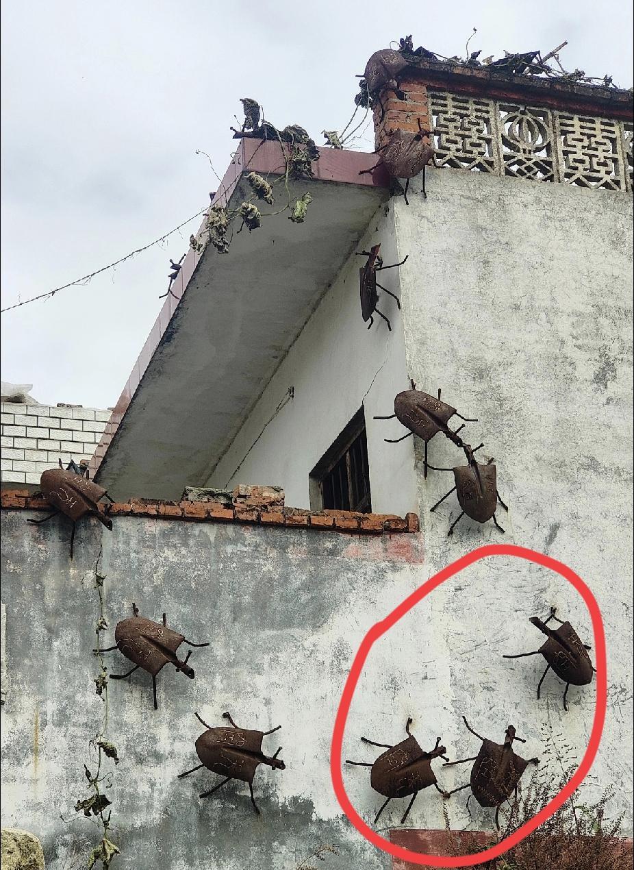 昨晚邻居说自家门框上多了个白色三角，吓得半夜报警。
其实不过是电力公司标记电线