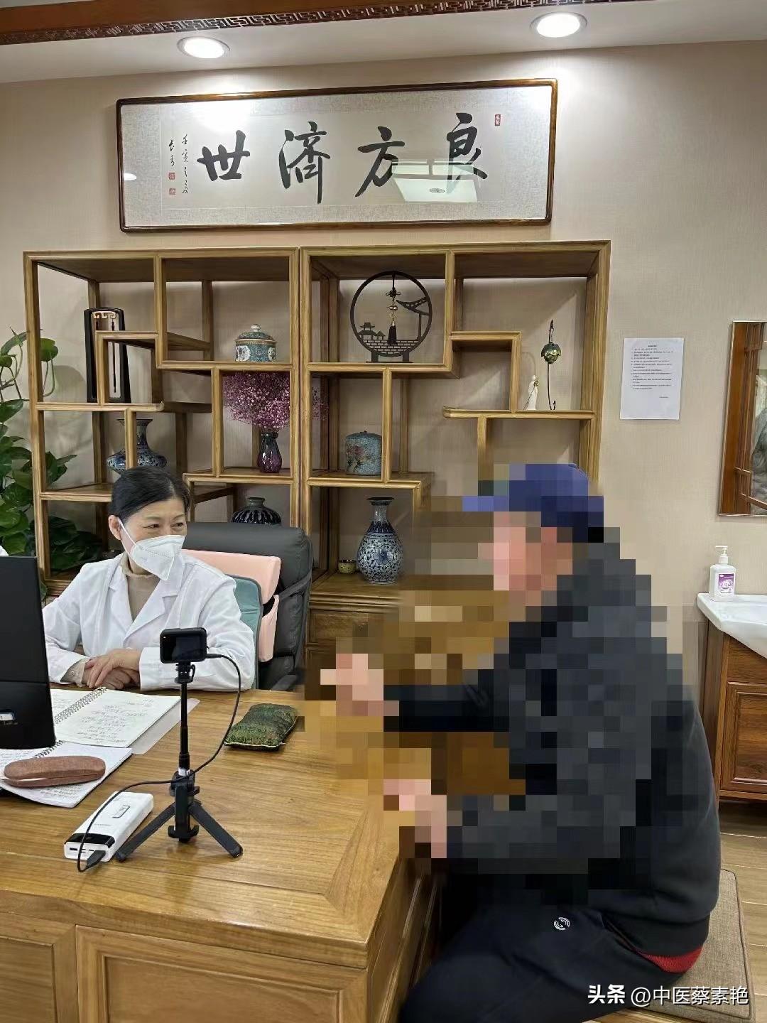 复诊马先生，38岁，之前心慌气短的症状很严重，服药后明显改善，腿沉腿凉 阴囊潮湿